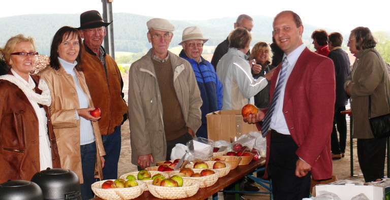 Äpfel gab es bei der 1. Pflanzentauschbörse 2007